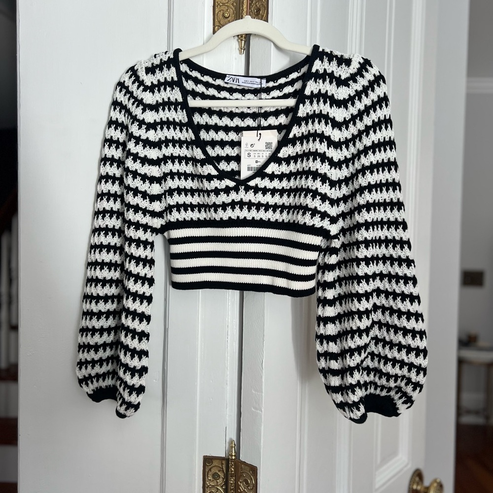 Zara Black and White Knit Cropped Blouse